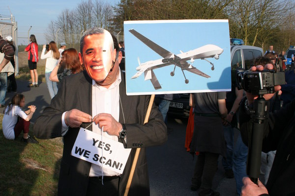 [Foto: President Obama says Yes, we scan]