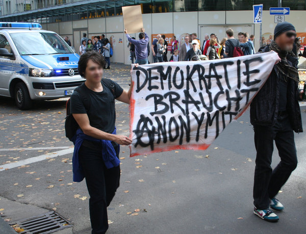 [Foto: Transparent: Demokratie brauch Anonymitt]