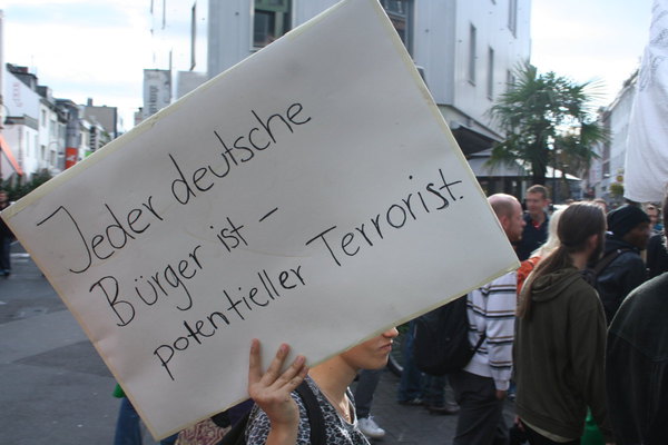 [Foto: Transparent: Jeder deutsche Brger ist - potentieller Terrorist]