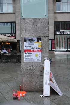 [Foto: 'Freiheit statt Angst 2013'-Plakat an Sule befestigt]