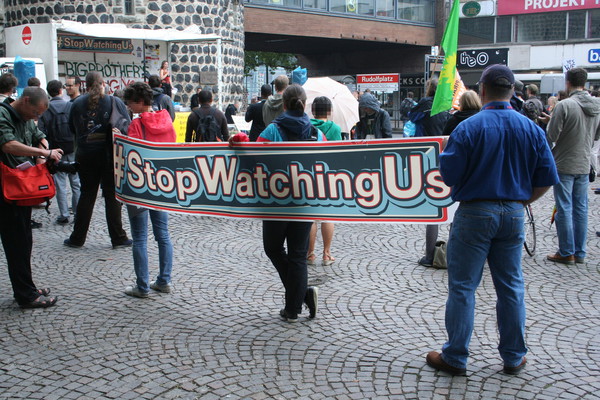 [Foto: Kundgebung am Rudolfplatz. Rede von Eva (Stop Watching Us - Kln)]