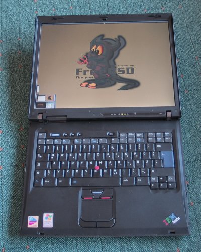 [Photo: ThinkPad aufgeklappt bis zum Anschlag. Deutliche Farbverflschungen erkennbar.]